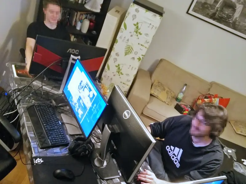 Zwei spielen an Schreibtischen im Wohnzimmer