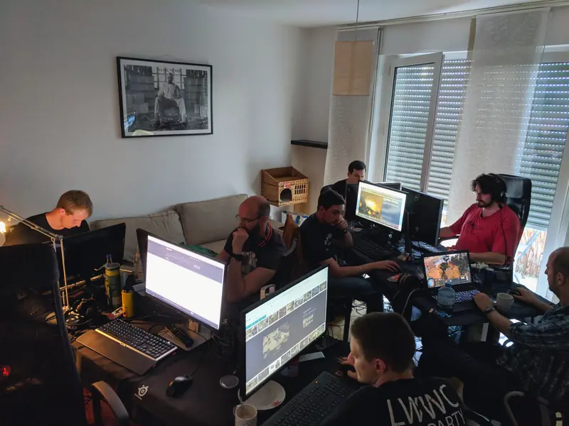 Wohnzimmer voller Rechner, alle spielen