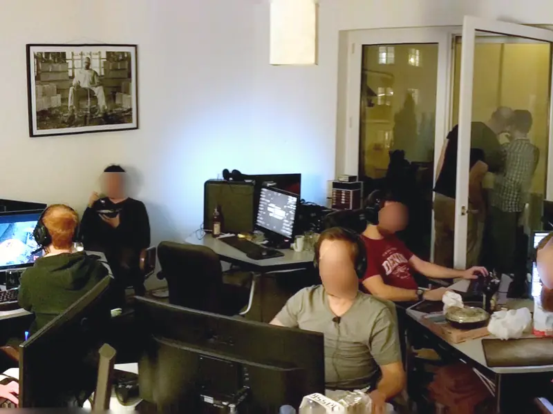 Abends am Esstisch und an Schreibtischen, viele Monitore
