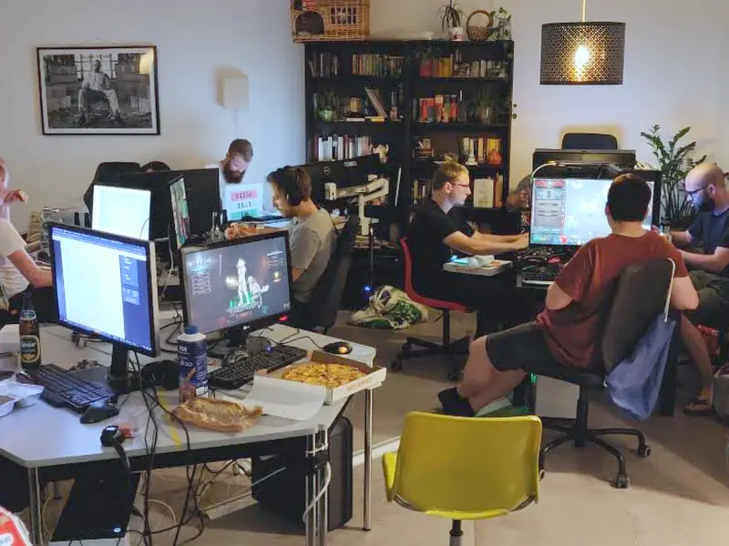 Wohnzimmer mit Bücherregal, Reihen von Rechnern