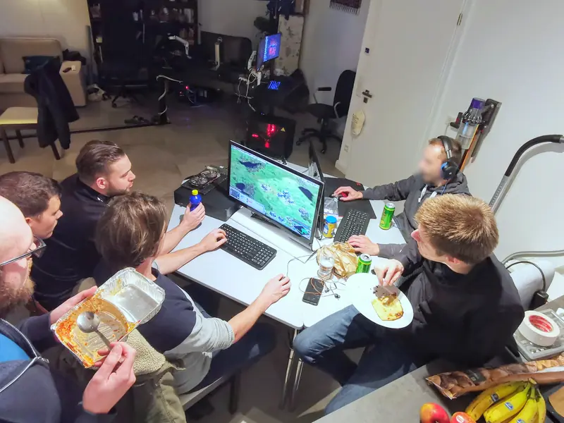 Essen am Tisch zwischen Monitoren