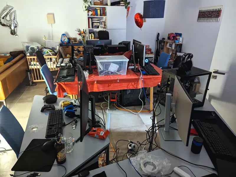 Aufgebaute Tische mit Monitoren im Wohnzimmer