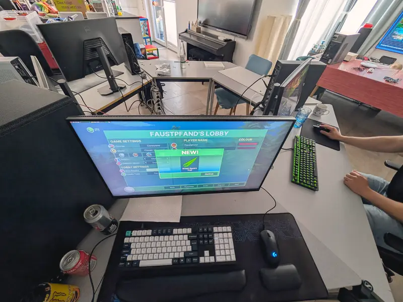 Spiel-Lobby auf dem Monitor, Tastatur und Maus davor